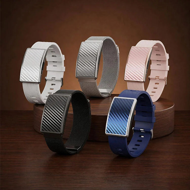 Пять браслетов Bracelet: серебристый и чёрный на миланских ремешках, синий, розовый и белый на силиконовых