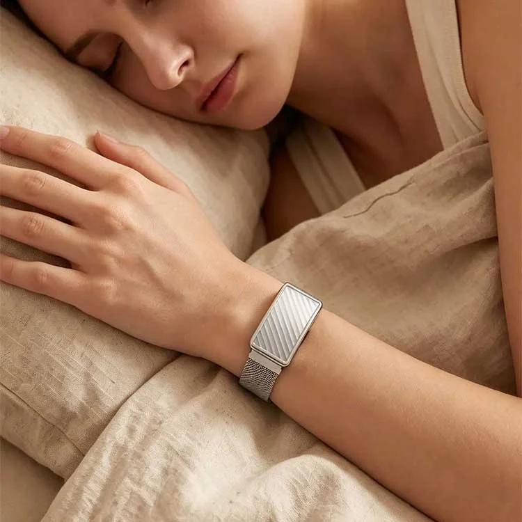 Человек спит, на запястье браслет Bracelet